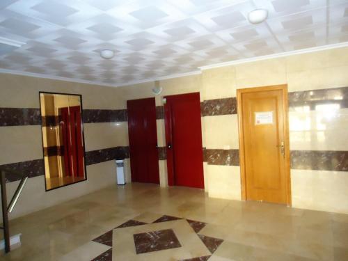 a room with red and brown stripes on the ceilings at Apartamentos Alboran 4/6 LEK in Peñíscola