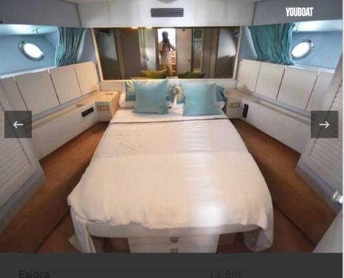mały pokój z dwoma łóżkami w łodzi w obiekcie Beautiful Kiwi Boat w Barcelonie