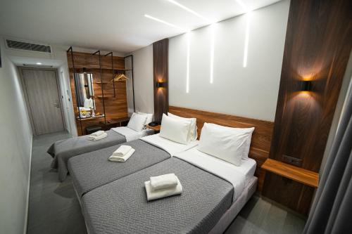 Postel nebo postele na pokoji v ubytování Argo Hotel Piraeus