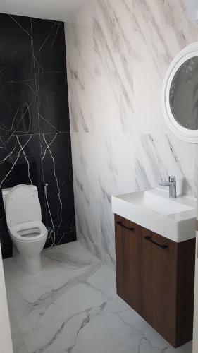 Koupelna v ubytování Mobina Villas