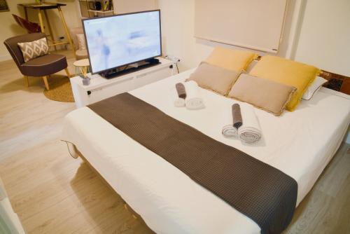 1 dormitorio con 1 cama grande y TV de pantalla plana en W3Inn LA LATINA (Cava Baja 30), en Madrid