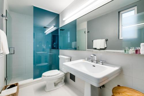Ett badrum på South Beach Hotel