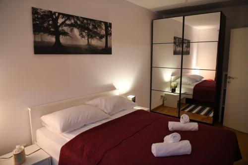 sypialnia z dużym łóżkiem z dwoma ręcznikami w obiekcie Oaza Green - Apartman Arena Zagreb w Zagrzebiu