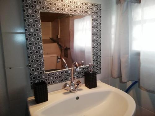 bagno con lavandino e specchio di Studio transit sur la route des plages a Le Marin