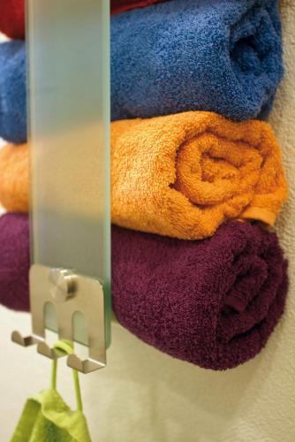 a picture of towels hanging on a wall at Wolfs Ferienhaus - Natürlich Eifel in Blankenheim