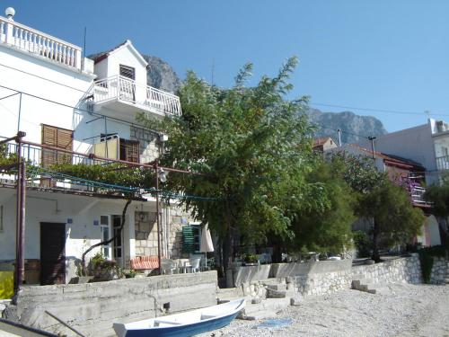布里斯的住宿－Apartment Danka - at the beach，一群船坐在海滩上,在一座建筑前