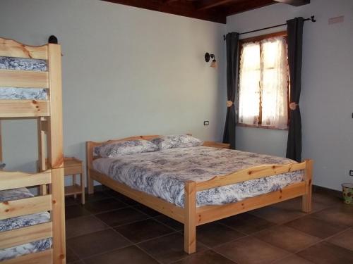 1 dormitorio con 2 literas y ventana en Agriturismo Rio Castello, en Andora
