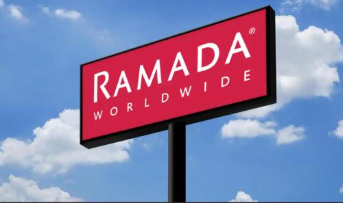 Czerwony znak, który czyta Ramada na całym świecie w obiekcie Ramada by Wyndham Michigan City w mieście Michigan City