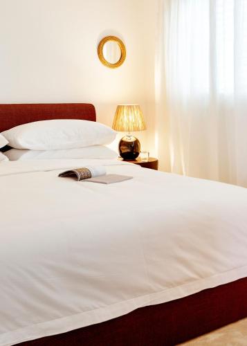 Una cama o camas en una habitación de Palm Heights