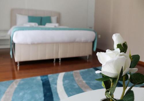 Beautiful Apartment Near The Beach, Pool View