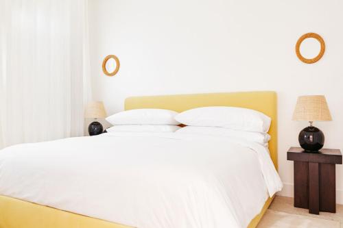 Una cama o camas en una habitación de Palm Heights