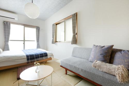 a living room with a couch and a bed at Viale Jurakumawari in Kyoto