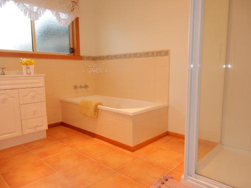 Ένα μπάνιο στο Holiday home by the beach in St Helens