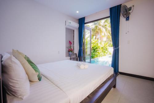 Postel nebo postele na pokoji v ubytování Hoi An Lotus Aroma Villa