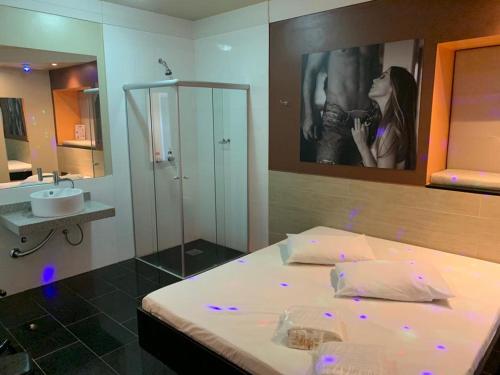 Habitación con cama con espejo y lavabo. en IBIZA GOLDEN MOTEL en Franca