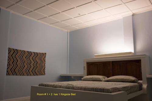 um quarto com uma cama e um tecto branco em Jasmin's Room Rental em Moalboal