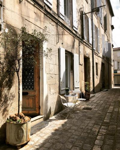 een lege straat met een gebouw met een houten deur bij Studio du Cherche Midi in Jarnac