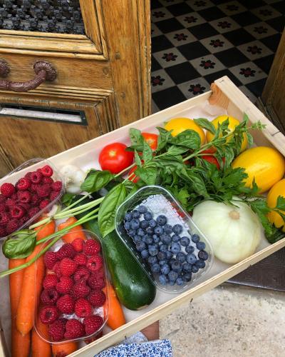 een dienblad gevuld met groenten en fruit op een tafel bij Studio du Cherche Midi in Jarnac