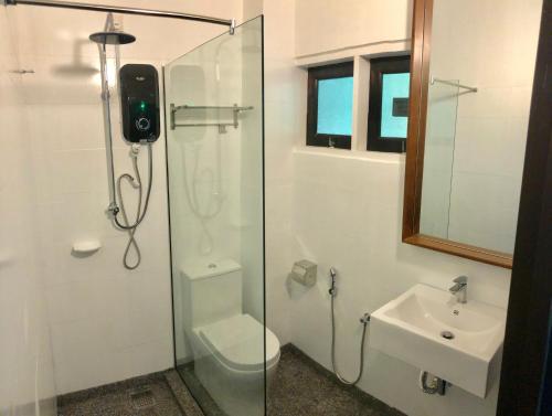 Ett badrum på Anjungan Beach Resort