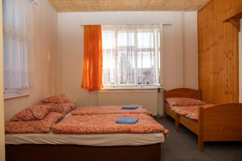 Postel nebo postele na pokoji v ubytování Apartmány U Kocoura pod Klínovcem