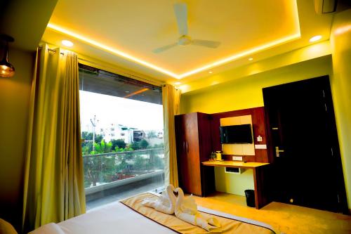 1 dormitorio con cama y ventana con vistas en Taj Sojourn en Agra