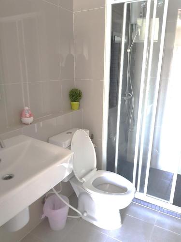 Ένα μπάνιο στο The Prio Signature Condo Chiangmai