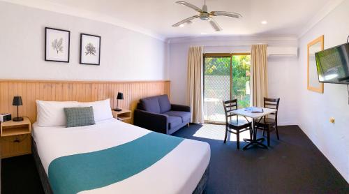 um quarto de hotel com uma cama, uma mesa e uma cadeira em Costa Rica Motel em South West Rocks