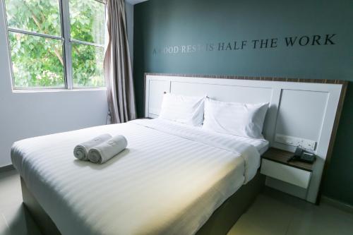 Postel nebo postele na pokoji v ubytování Hotel 99 Kota Kemuning
