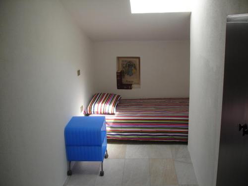 un pasillo con una silla azul en una habitación en Holiday House La Colombaia, en Parma