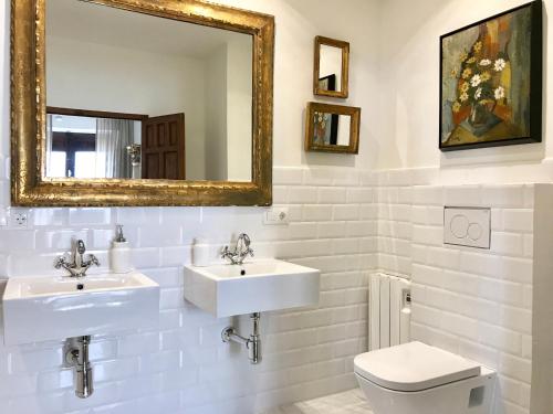 łazienka z 2 umywalkami i toaletą w obiekcie La Casa del Jabonero - Selenity Homes w mieście Cuevas Bajas