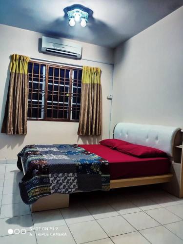 Postel nebo postele na pokoji v ubytování HOMESTAY GOMBAK PERMAI