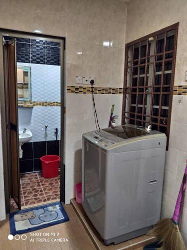 een badkamer met een douche, een wastafel en een bad bij HOMESTAY GOMBAK PERMAI in Batu-grotten