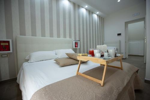 Una cama o camas en una habitación de Philip Royal