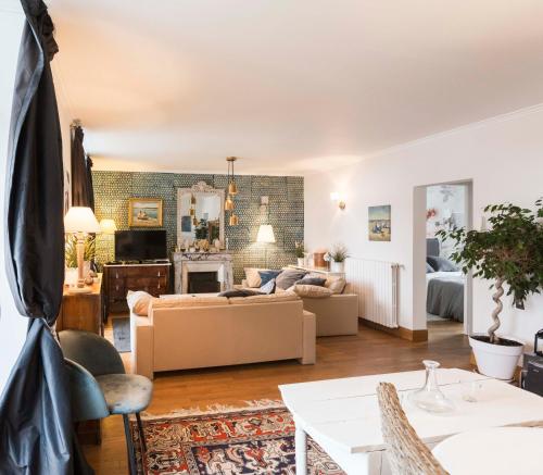 un salon avec un canapé et une table dans l'établissement Sweet Home Paramé Saint Malo Petite vue mer, à Saint-Malo
