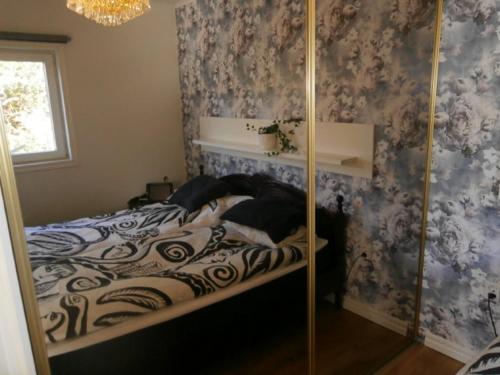 En eller flere senge i et værelse på Stuga på Hasslö