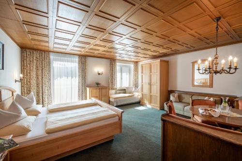 Postel nebo postele na pokoji v ubytování Hotel Garni Tirolerhof