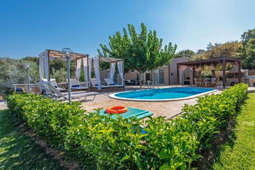 Πισίνα στο ή κοντά στο Villa4Dreams