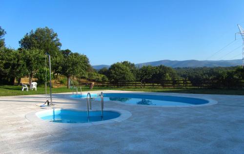 une piscine avec dans l'établissement Cabañas Maleixas, à El Puente