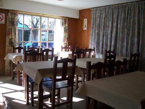 a dining room with tables and chairs and a window at Hotel Royal in San Clemente del Tuyú