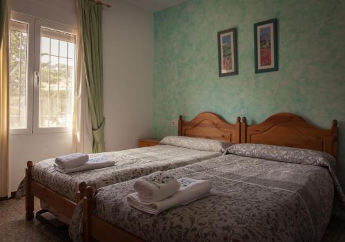 a bedroom with a bed with towels on it at Casa Rural Rosa Blanca in Los Teatinos