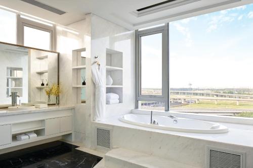 Kúpeľňa v ubytovaní Cordis, Beijing Capital Airport By Langham Hospitality Group