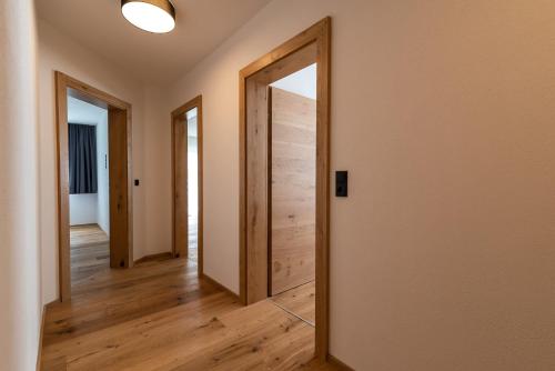 an empty hallway with a wooden door in a house at A Casa Elegance in Längenfeld