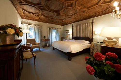 เตียงในห้องที่ Schloss Englar