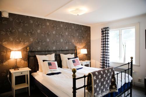 Tempat tidur dalam kamar di Huskvarna Hotell & Vandrarhem