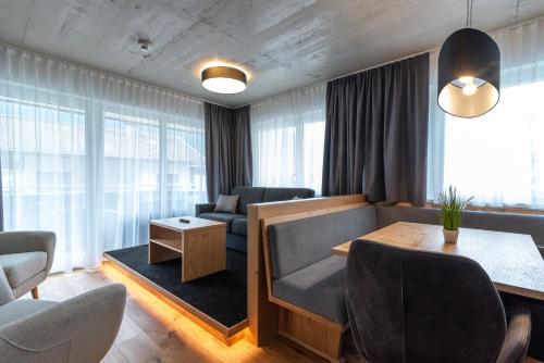 a living room with a table and chairs at A Casa Elegance in Längenfeld
