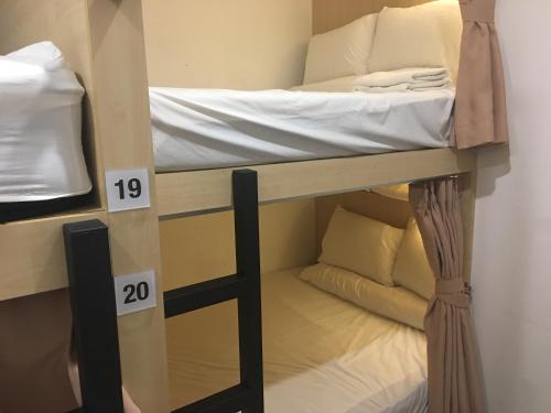 Dviaukštė lova arba lovos apgyvendinimo įstaigoje Signel Hostel