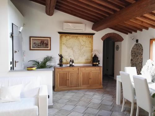 ein Wohnzimmer mit einem Tisch und weißen Stühlen in der Unterkunft Casa Giulia in Prato