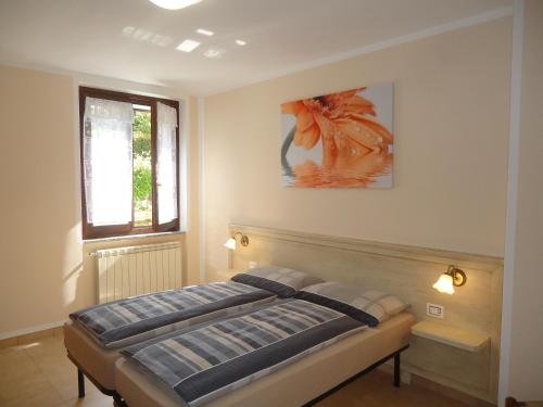 een slaapkamer met een bed en een raam bij Casa Grazia in Crone