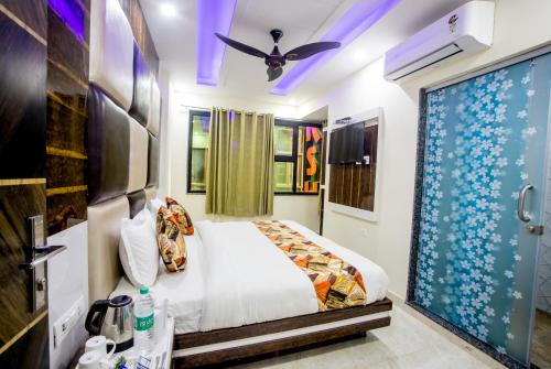 新德里的住宿－Hotel Harsha International，一间卧室设有一张床和一个大窗户