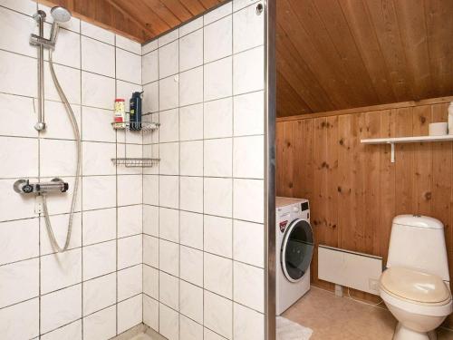 フレデリクスハウンにあるHoliday home Frederikshavn IIのバスルーム(シャワー、トイレ、洗濯機付)